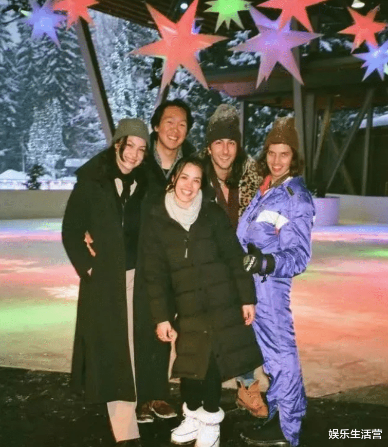 钟丽缇|钟丽缇大女儿晒照,两男两女浴缸合影引争议,身穿泳衣笑容灿烂