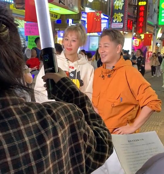 陈浩民|长沙:陈浩民大冷天录视频,蒋丽莎只穿小短裙,大腿冻得瑟瑟发抖