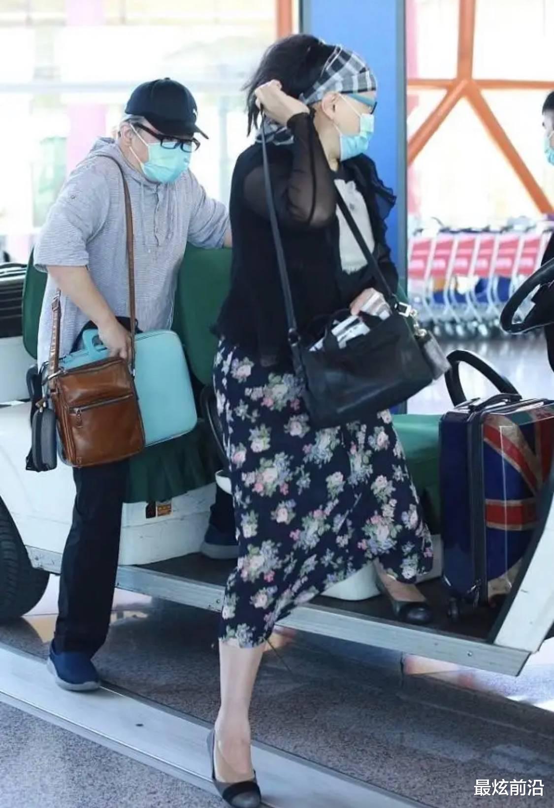 刘欢|刘欢夫妇罕见合体，他一身基础装很低调，反倒老婆打扮得时髦前卫