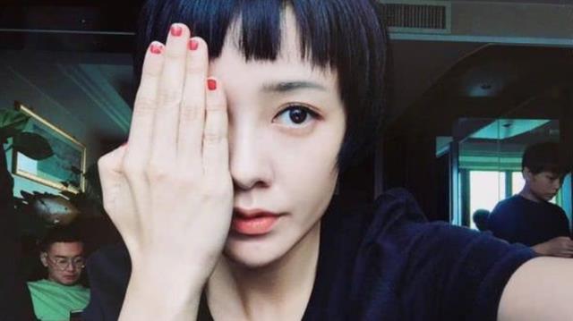 走进郭采洁现实的豪宅，进门杂物堆积如山，平时很少收拾吧