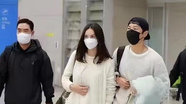 宋仲基|宋仲基与圈外英国新女友机场露面，官宣正在恋爱中