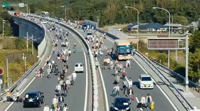 英伟达|全球停电，手机电脑不能用，交通停滞，原始生活开启！日本灾难片生存家族