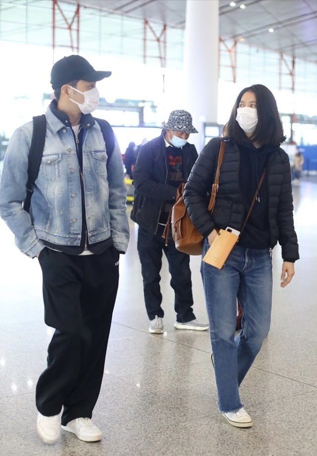 服饰|51岁的袁咏仪穿黑色蕾丝西装，同款张智霖气场不输，很有贵妇范