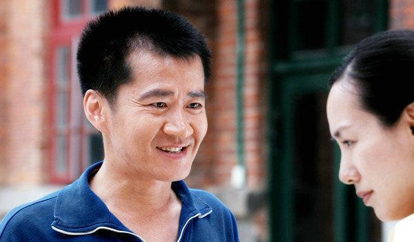 李嘉明|知名艺人李嘉明落魄?农村街头推大粪车,挂六个桶不断摇晃