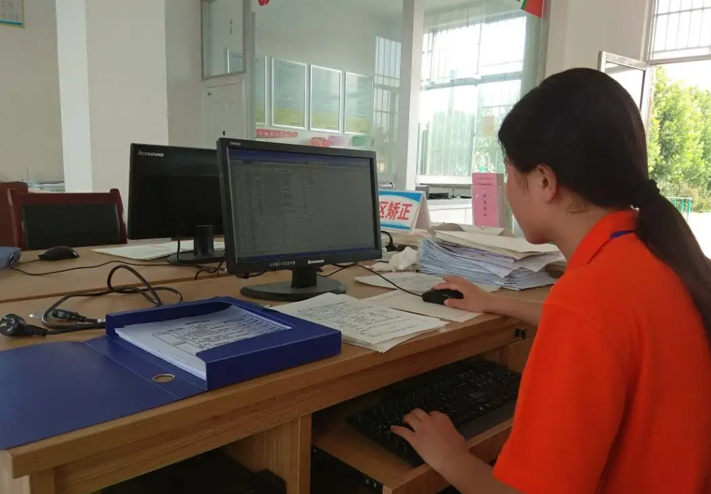 大学生|女生发“朋友圈”被领导开除，点赞同事一同被开，官方回应太解气