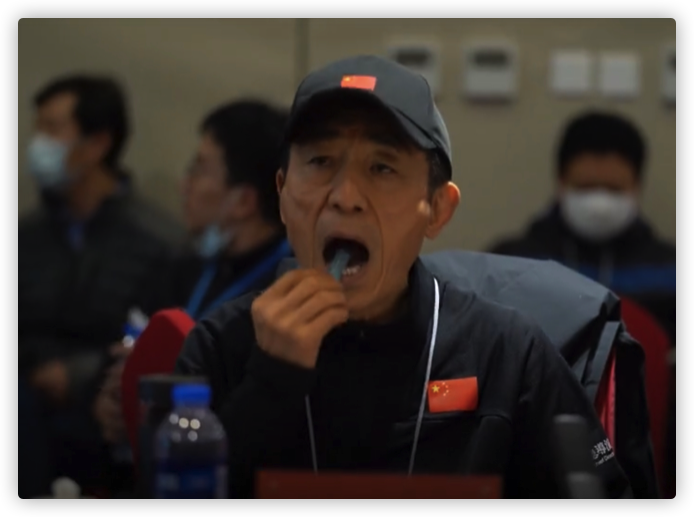 张艺谋|张艺谋闭幕式后现身，一路步行和志愿者打招呼，不停挥手毫无架子