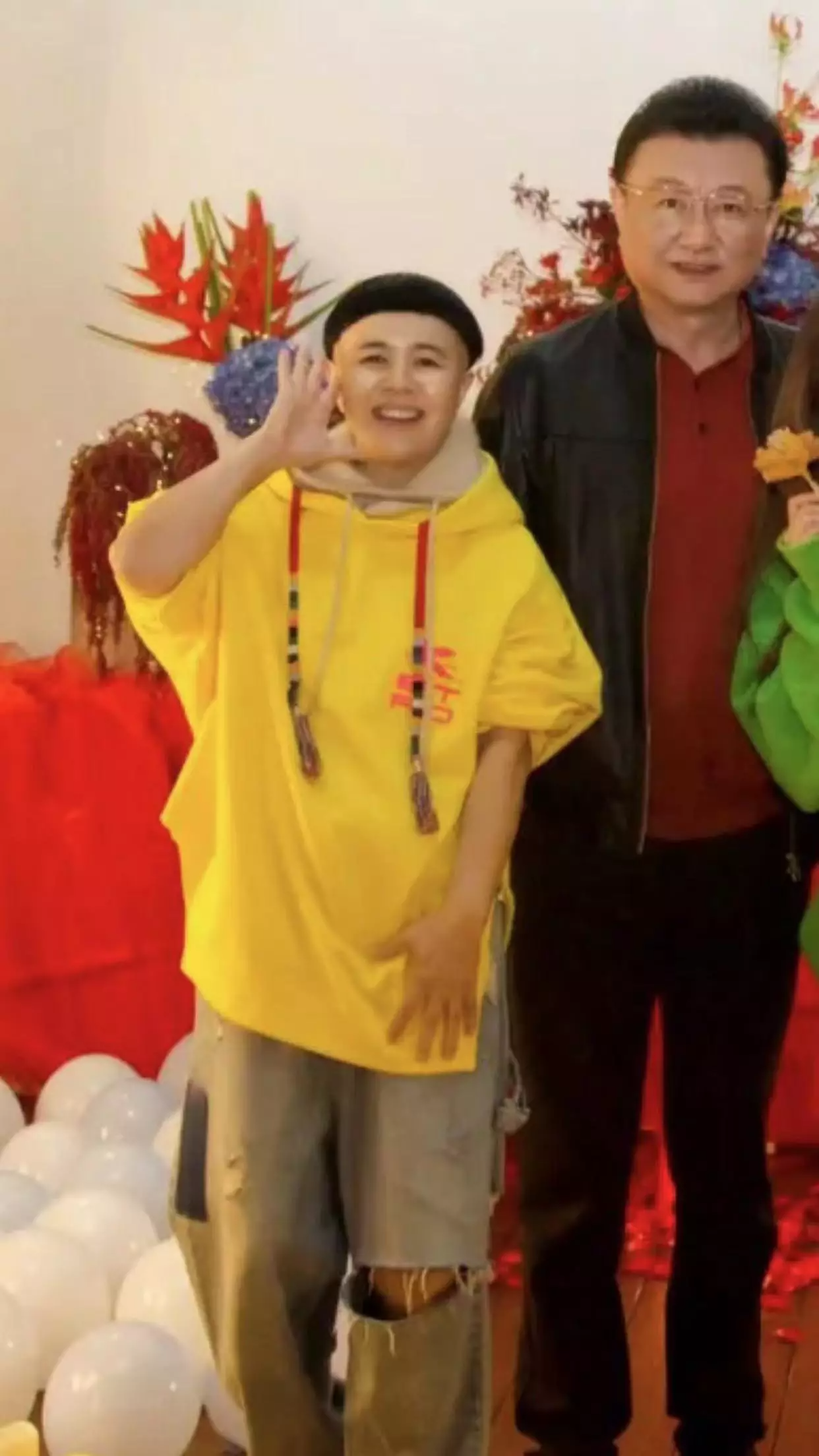 求婚|金龟子女儿被求婚成功！与高大男友当众拥吻，王宁挺肚腩满脸喜色