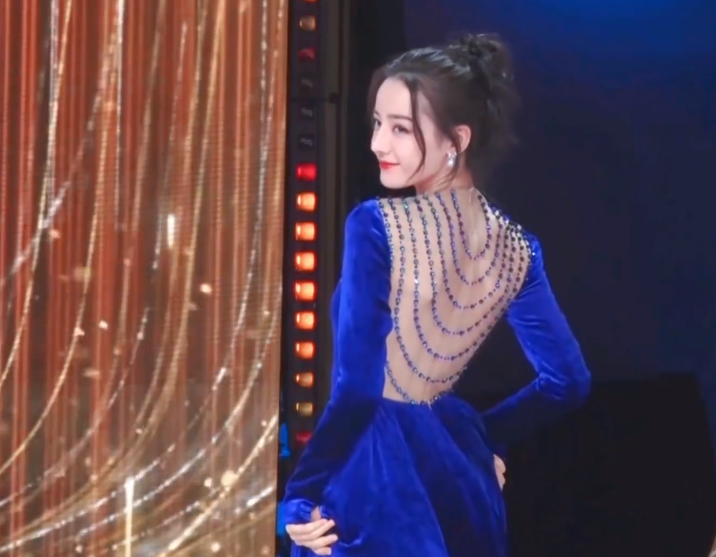 马思纯|仙女曾经也吓人，红毯造型从土妞到洋气的女星，以前真敢乱穿啊