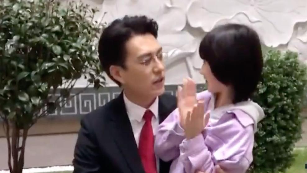 靳东|靳东和剧中女儿兴奋玩闹，环抱小女孩不撒手，咧嘴大笑出眼部褶子