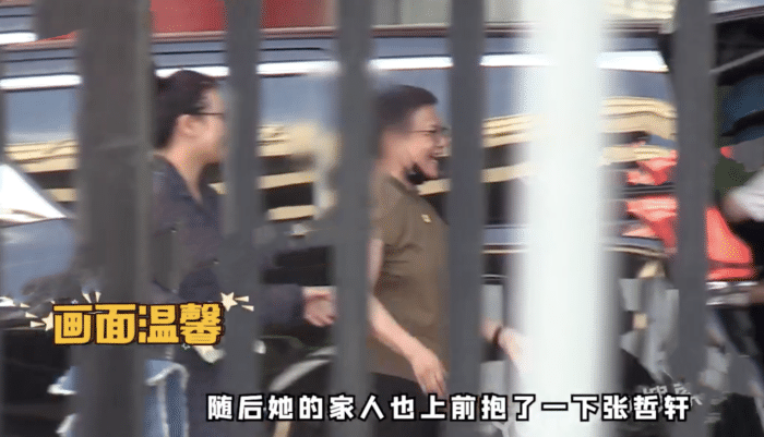 马思纯 马思纯和妈妈一同外出，扎丸子头发际线上移，被网友质疑产后脱发