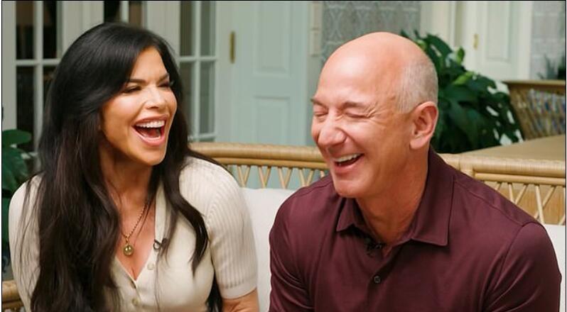 欧美明星|58岁世界前首富贝佐斯:把52岁的女友夸上天:她最慷慨心胸最宽广