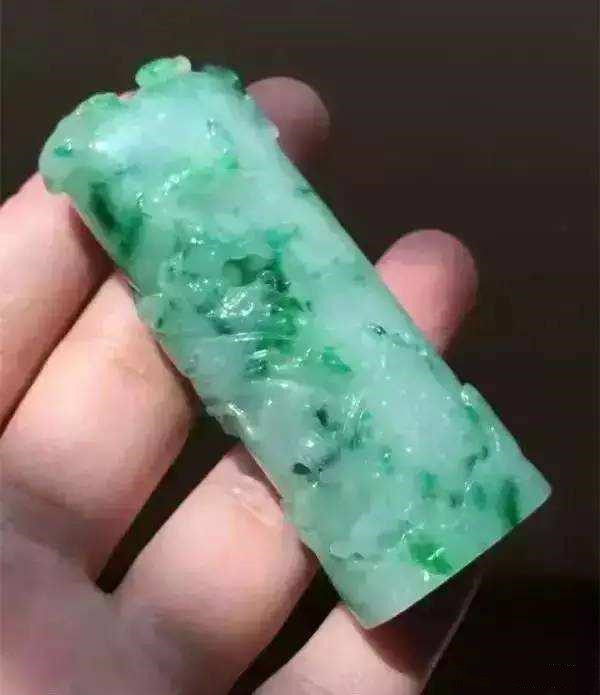 飘花翡翠|什么是翡翠的飘花？飘花的形成原因及决定飘花品质的因素