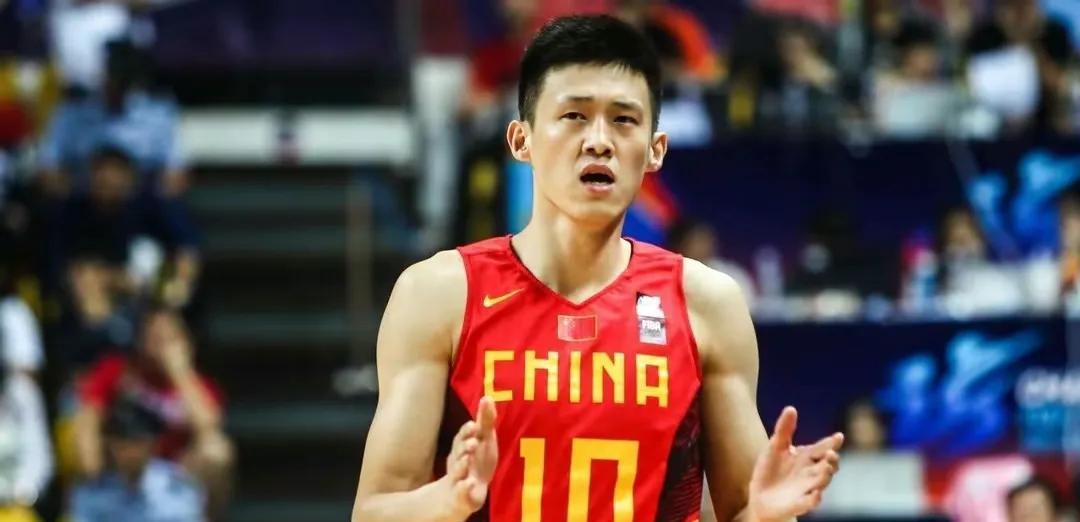中国男篮|中国男篮大名单存争议！郭艾伦和周琦成领袖！锋线疲软，如何崛起