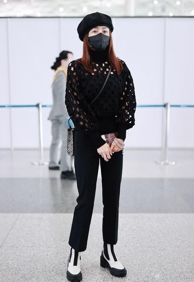 巴图|秦岚的造型全靠气质撑着，上衣破这么多洞，反而还挺时髦的