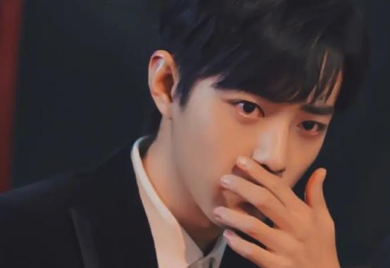 肖战|肖战从顶流到全网黑,给杨紫提裙反被无视,他靠什么固粉?