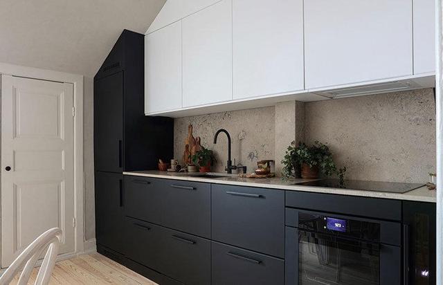 客厅卧室不用实墙，48平一室，长长的黑框玻璃隔断，格调十足真酷