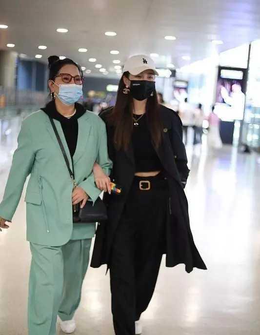 沈梦辰|沈梦辰与母亲罕走机场！母亲穿着宽松难掩好身材，双眼皮“出戏”