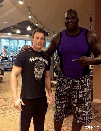 奥尼尔|肌肉男遇到奥尼尔 真的会怀疑人生！强森小鸟依人 阿诺一脸崇拜