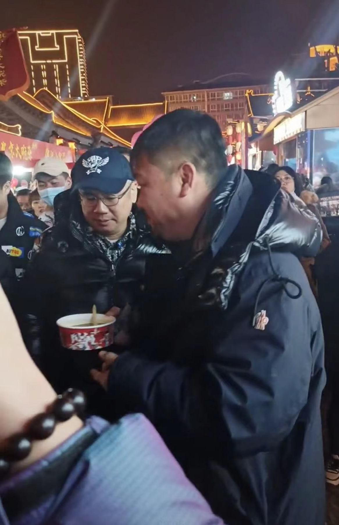 贾冰|42岁贾冰现身沈阳逛夜市！黑老大形象太明显，引年轻女粉围观
