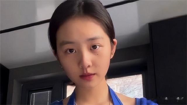 黄忆慈|黄多多因一张圣诞照挨骂,为什么大家不喜欢“成熟”的小孩?