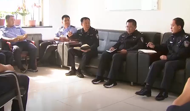 1999年,男子杀死情妇逃亡21年,定居离家百里处,成为他人继父?