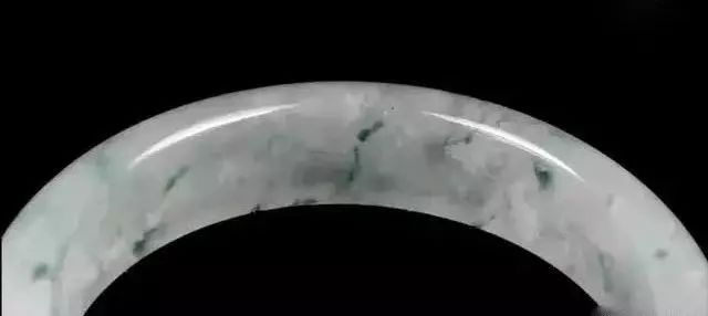 玉雕|入圈8年,小伙80000挑战蒙头料,切开呼声震耳欲聋,专家估价...