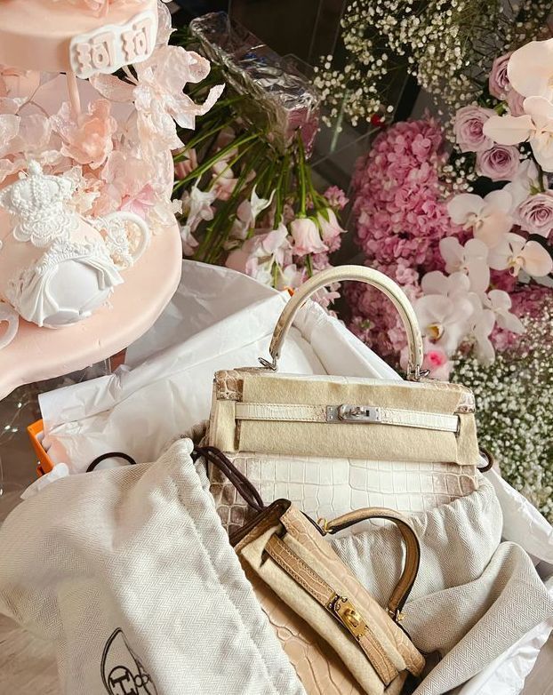 黄晓明|黄晓明疑为叶珂庆生，贺卡甜蜜表白被指油腻，女方一度泪洒当场