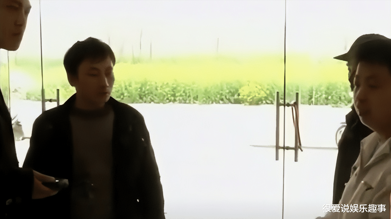 2011年湖北19岁女孩,3年结了6次婚,丈夫们齐聚派出所,场面一度失控