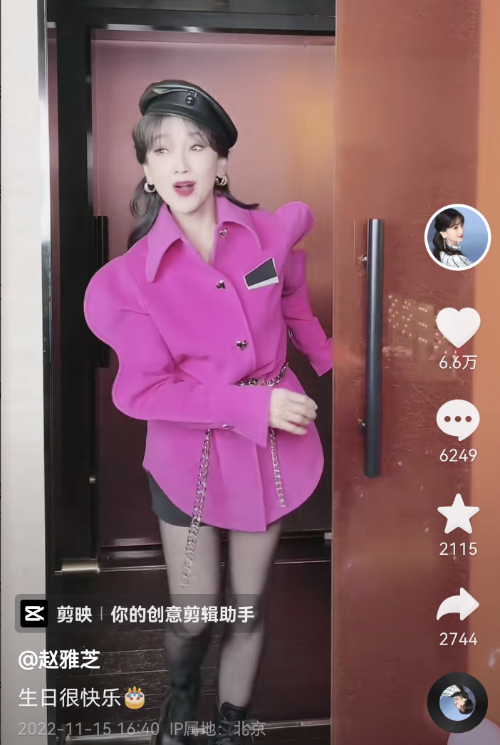 蔡少芬|赵雅芝晒69岁庆生照,被35岁小儿子亲吻脸颊,母子同框像姐弟