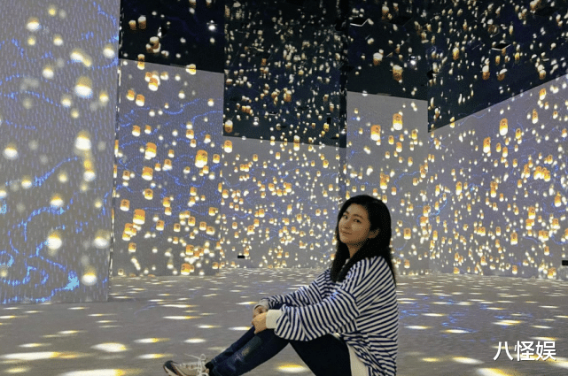 Selina|Selina晒男友视角照，捧折扇娇羞遮脸，重回18岁恋爱小女人状态