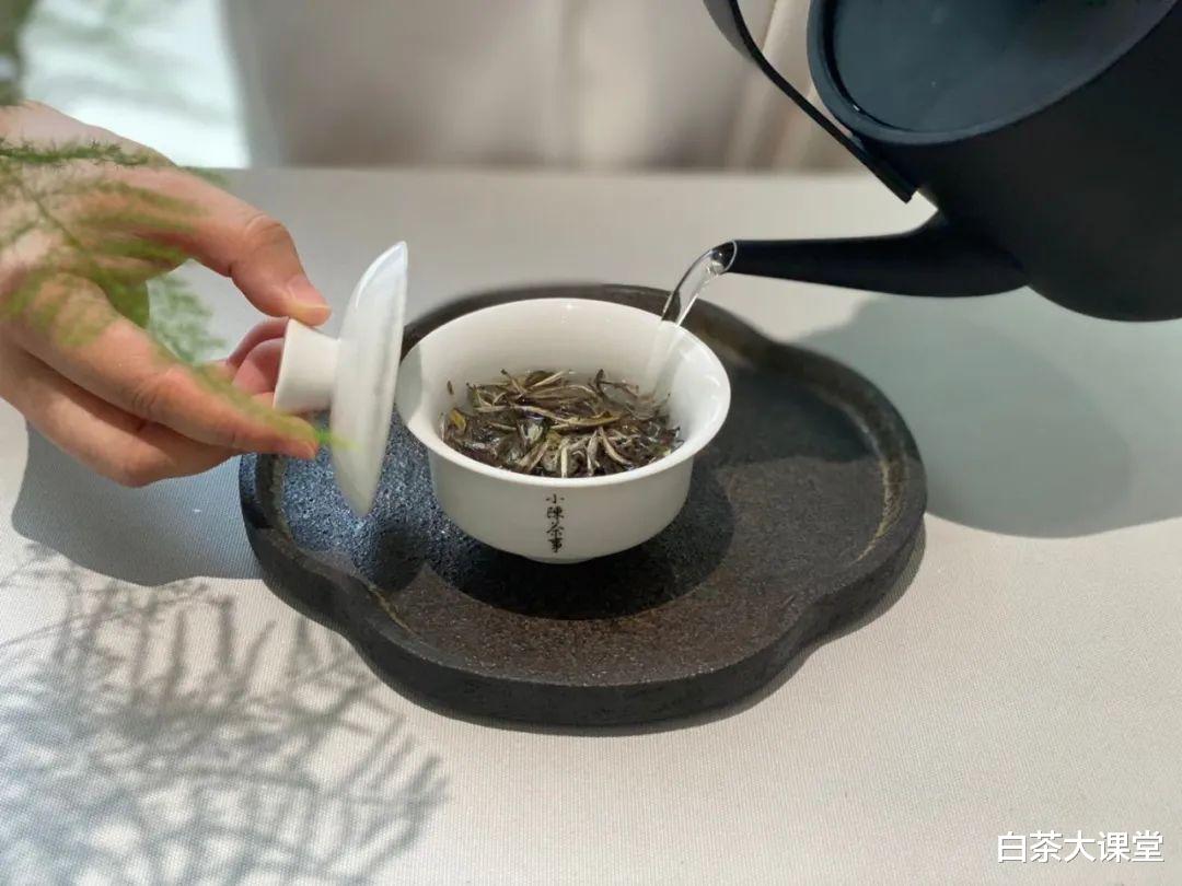 茶友来信:我的白茶饼好像发霉了,撬开后里面还能不能喝?