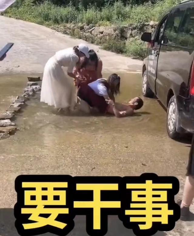 男子去迎亲被三名女子拦下，她们把男子绊倒在水里，朝他身上泼水