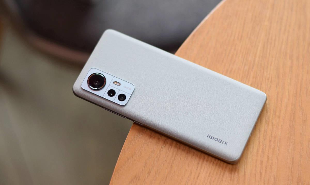 红米手机|小屏旗舰不吃香了？新骁龙8+180g机身，12+256G跌至3439元