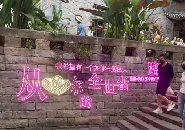 小S|小S与老公许雅钧带全家游玩，力证婚姻幸福美满