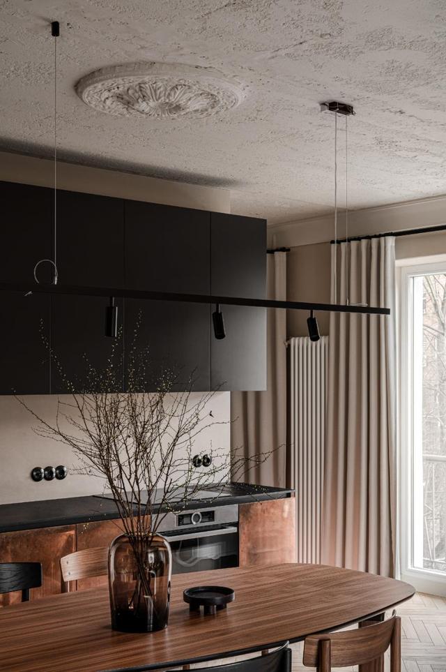 小家也有自己独特性,原木砖墙灰水泥天花板,52平空间充满温馨感