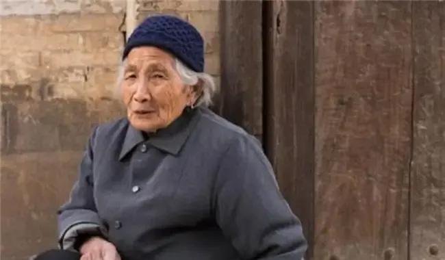 农妇生病求医,医生惊得报警,掏出证后民警向她敬礼