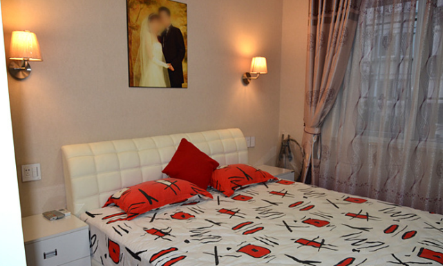 朋友新家装好了,很小很温馨,头一次看见这么设计电视墙的!