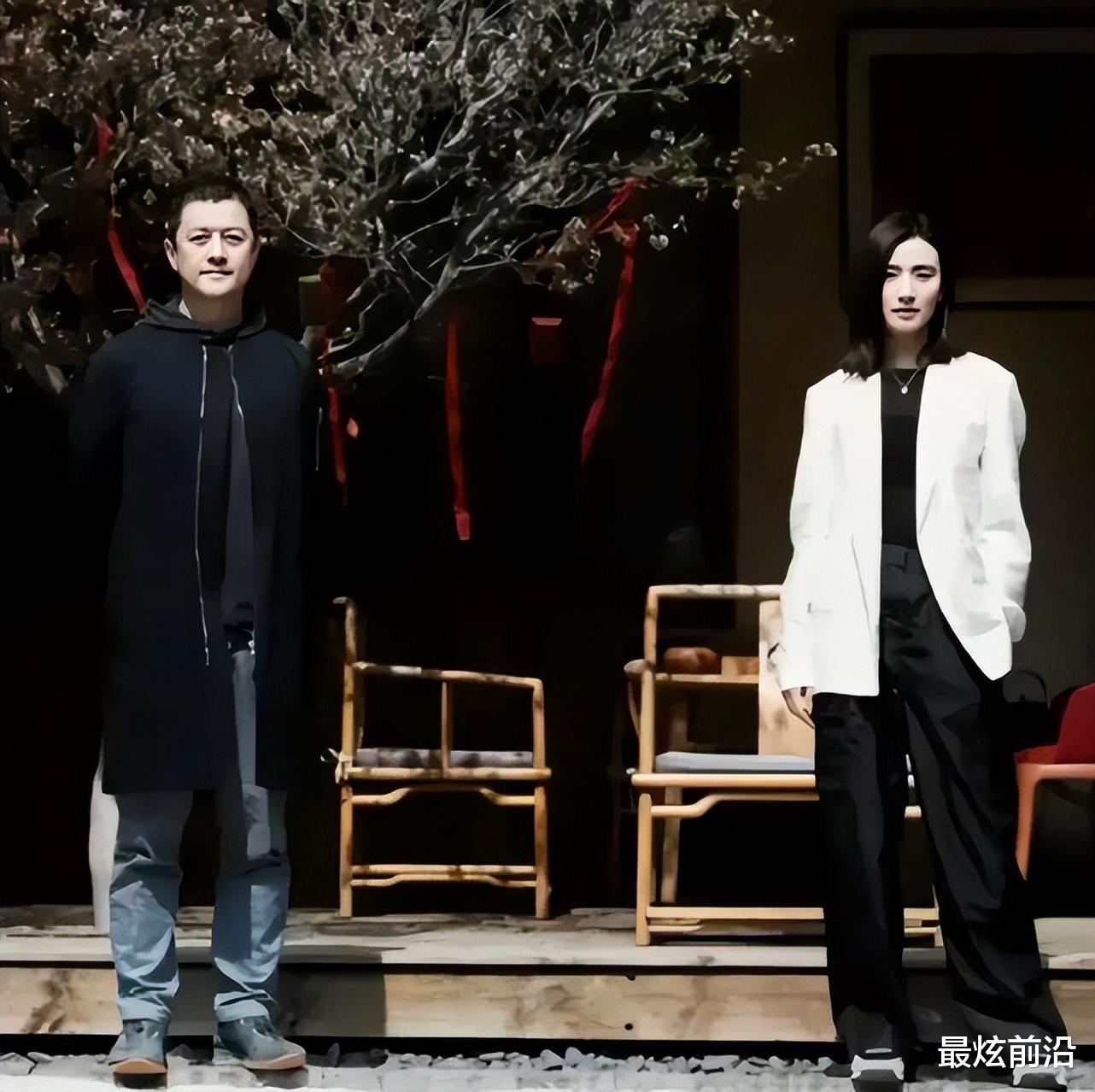 李亚鹏|李亚鹏娇妻比王菲气质还好!一身西装配阔腿裤,优雅又时尚