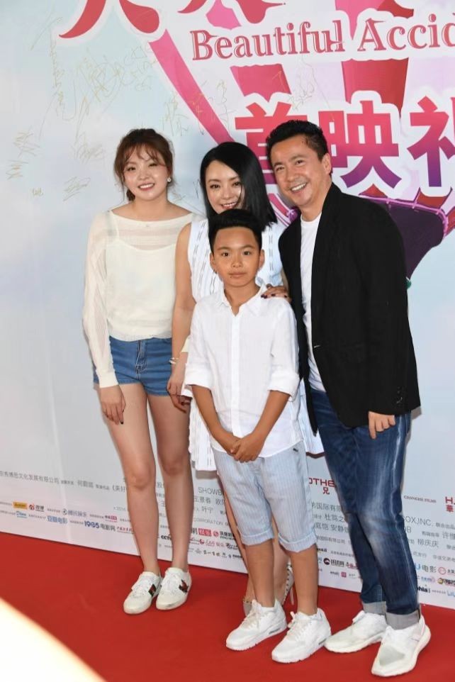 穿衣搭配 王中磊一家四口甜蜜亮相，女儿穿热裤打扮青春，却没妈妈有气质