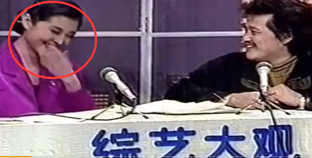 赵本山|赵本山香港演出回来烫了头发,鹿皮大衣当袄买,土到倪萍不好评价