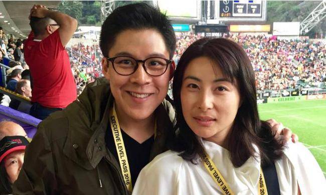 郭晶晶|郭晶晶心疼霍启刚工作忙！陪老公街头做宣传，打扮朴素太接地气