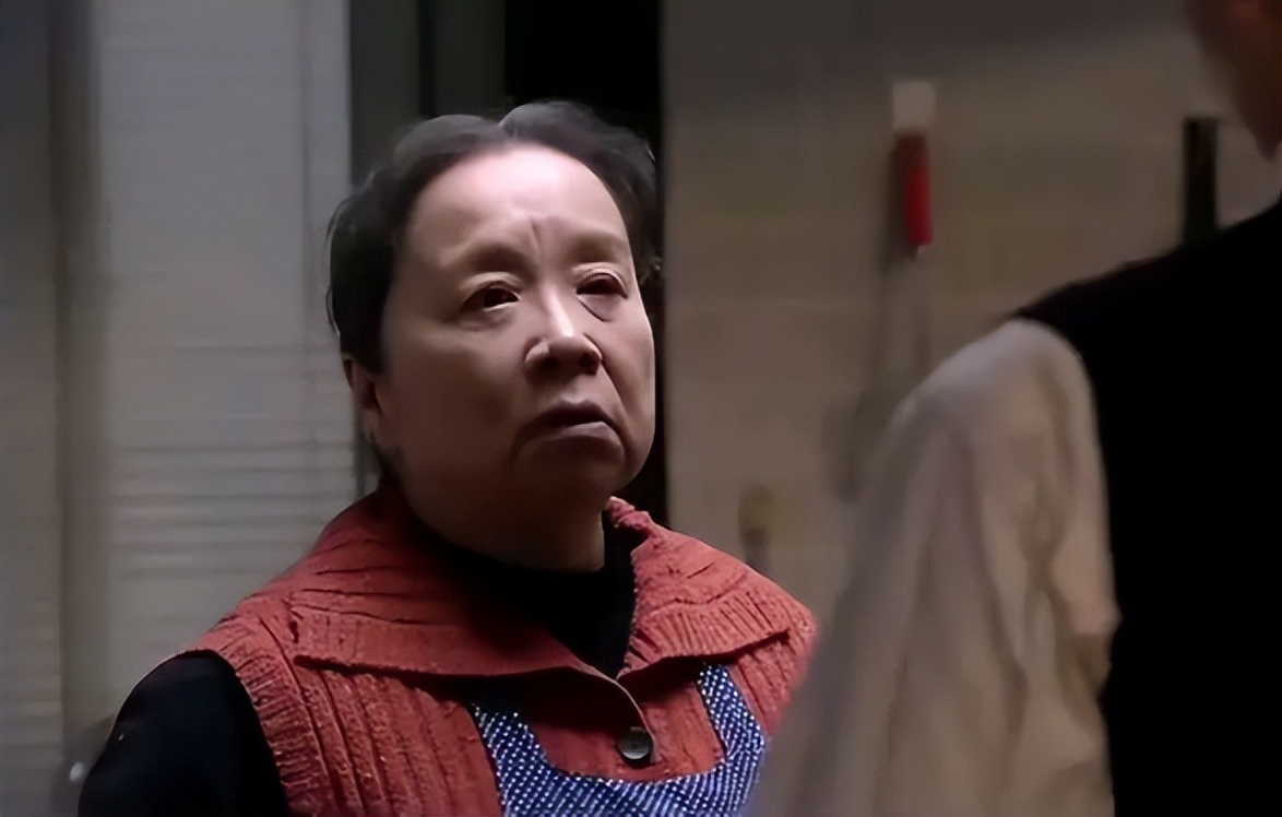 搬到儿子家住,老人被气到不行,一喊儿媳妇干活,儿子就抢着干