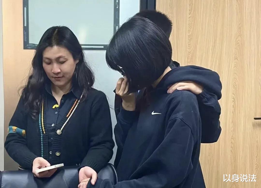 河南郑州,一男子多次侵犯亲生女儿,一审判十二年六个月