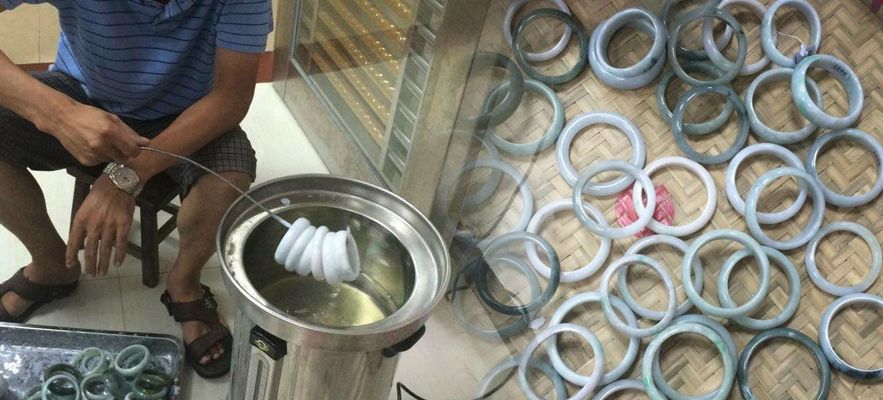 翡翠|翡翠表面的蜡层需要清理吗？翡翠上蜡和浸蜡有什么区别？