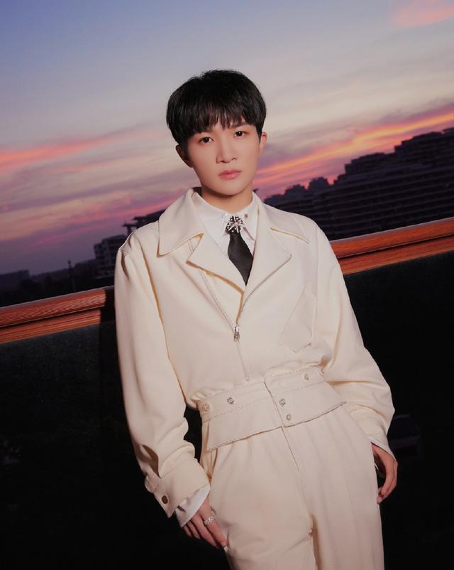 周深,你的头发是要连接外太空,接收外星人信号吗?