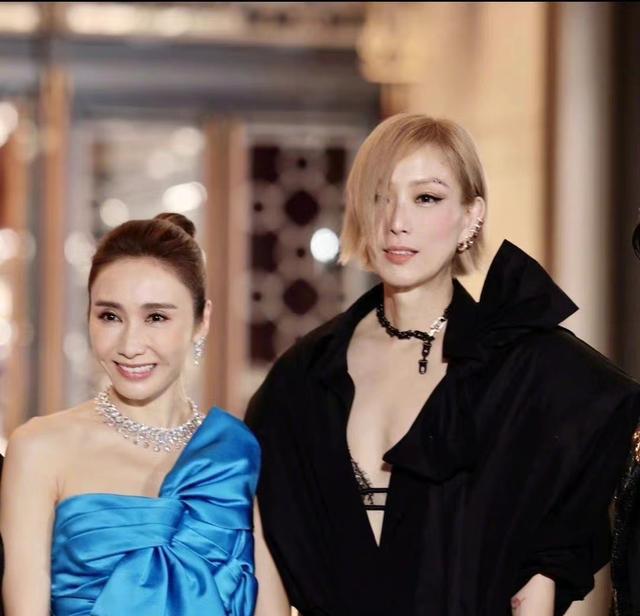 郑秀文|郑秀文黎姿同框,年龄相差1岁,颜值却像2代人