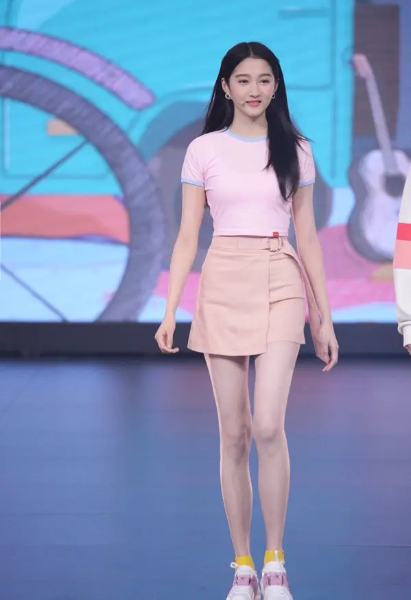 关晓彤|关晓彤这宽厚的臂膀给人一种两百来斤的错觉