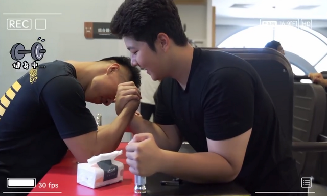 郭涛|15岁石头健身视频曝光！一身健硕肌肉太强壮，戴眼镜长相成熟