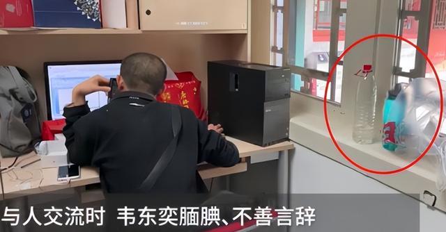 韦神和女孩吃饭邻桌而坐,全程不抬头,网友从“西瓜”上找到自信