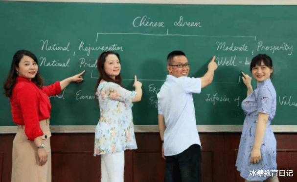 教师|2022年官方通知，老师收入要与公务员持平，老师涨工资不是空谈